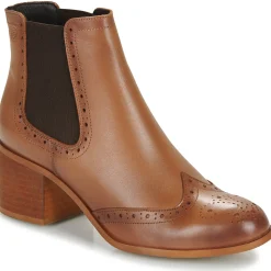 Betty London - LARISSA