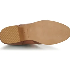 Betty London - LARISSA