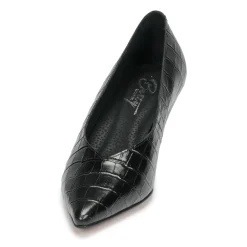 Betty London - NOMANIS